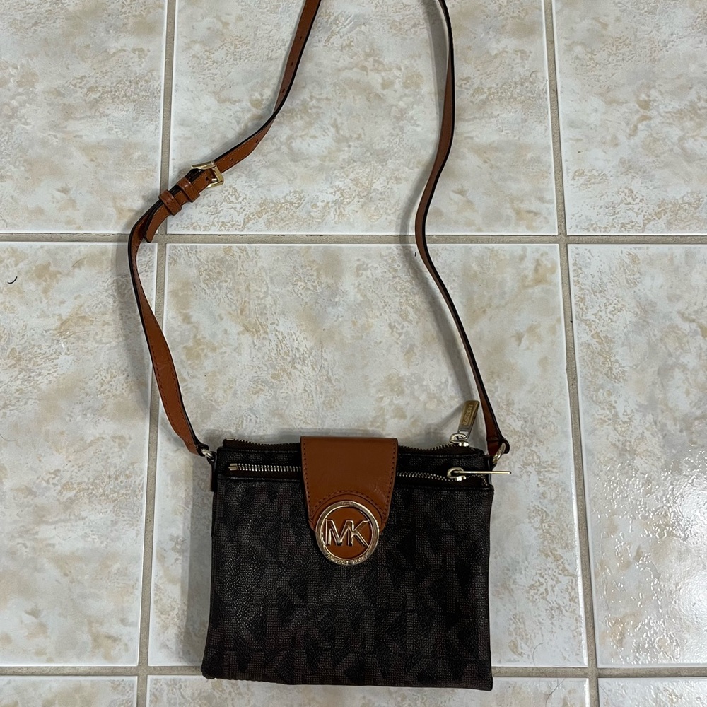 Michael kors crossbody. Adjustable strap, built in wallet